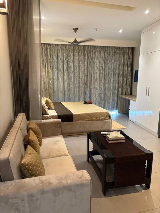 Countryside Luxury Suites - Supernova Noida 뉴델리 외부 사진