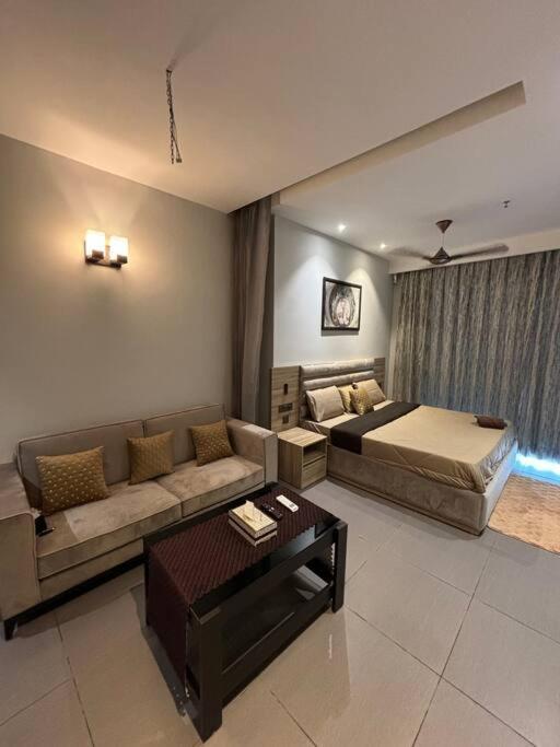Countryside Luxury Suites - Supernova Noida 뉴델리 외부 사진