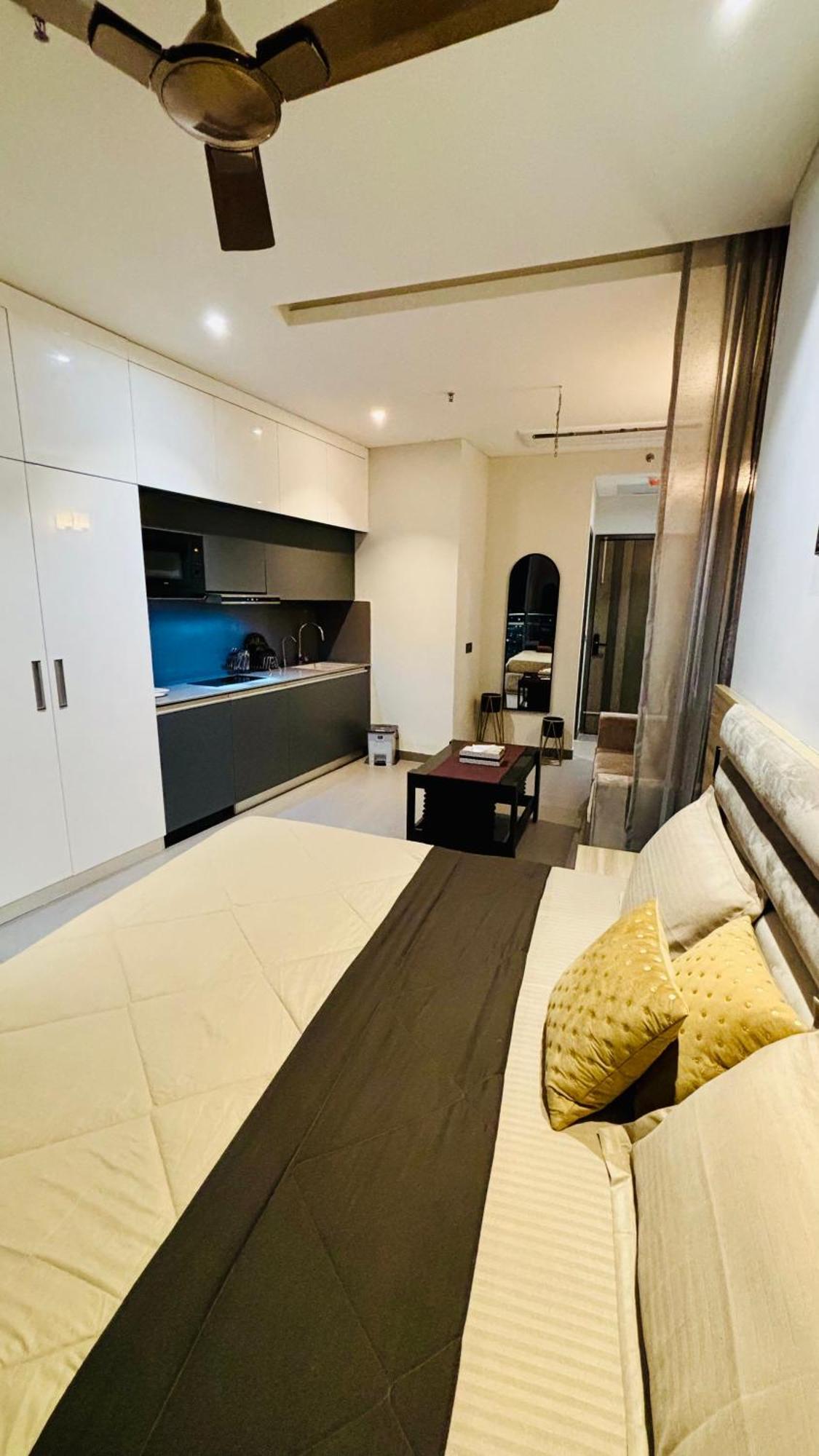 Countryside Luxury Suites - Supernova Noida 뉴델리 외부 사진